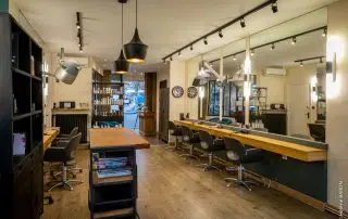 vue sur l'ensemble du salon de coiffure + entrée