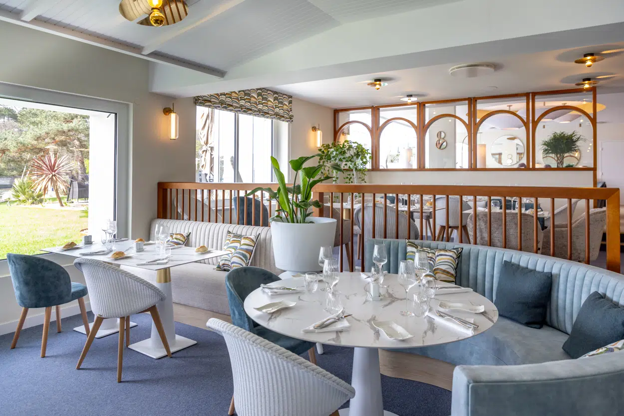 le-roof-vannes-restaurant-detail-mobilier-canapé