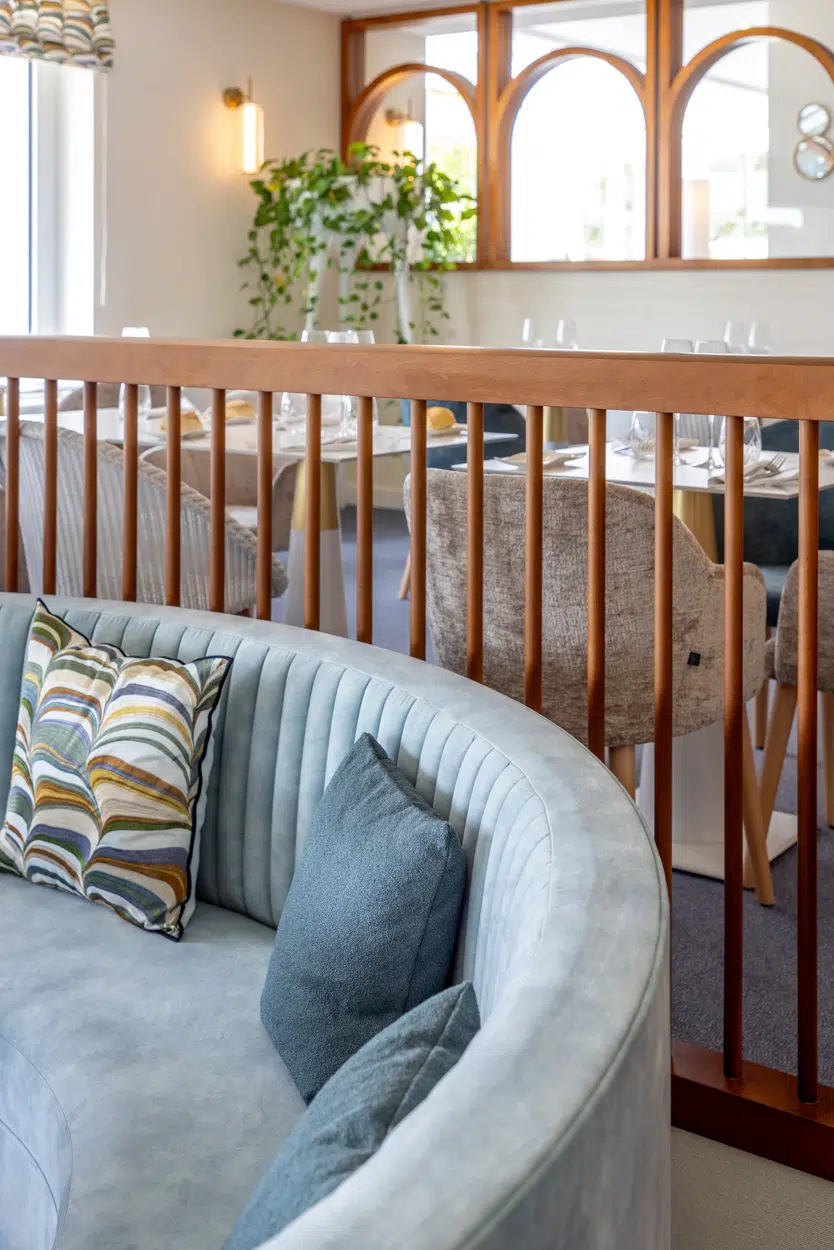 le-roof-vannes-restaurant-detail-mobilier-coussin