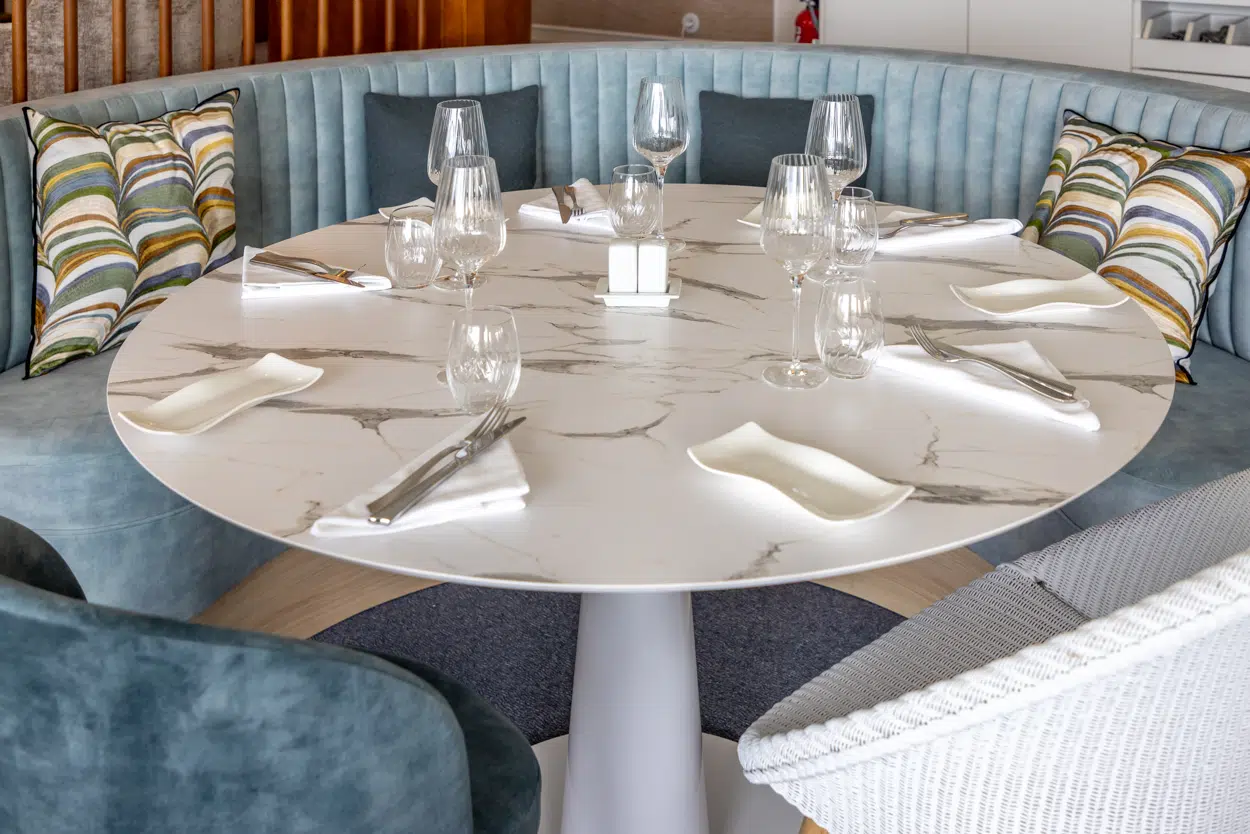 le-roof-vannes-restaurant-detail-mobilier-dressage