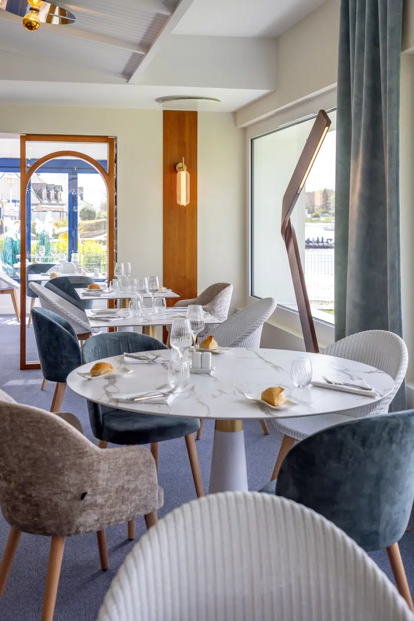 le-roof-vannes-restaurant-detail-mobilier-table
