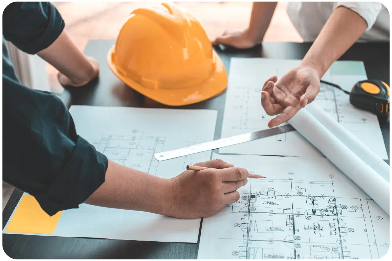 Architectes d’intérieur en réunion ou à l’œuvre sur un chantier